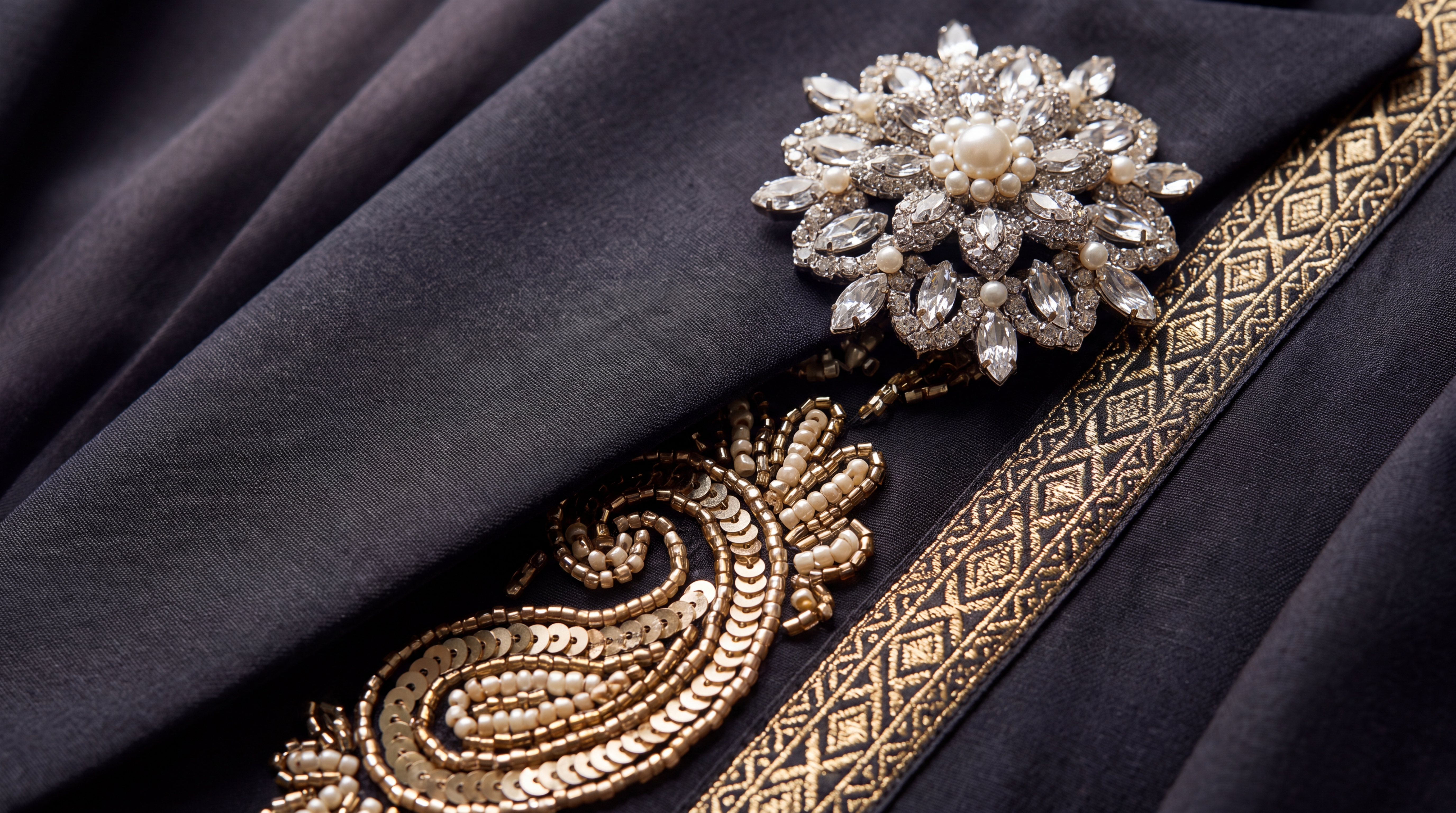 CRYSTAL BROOCH DETAIL