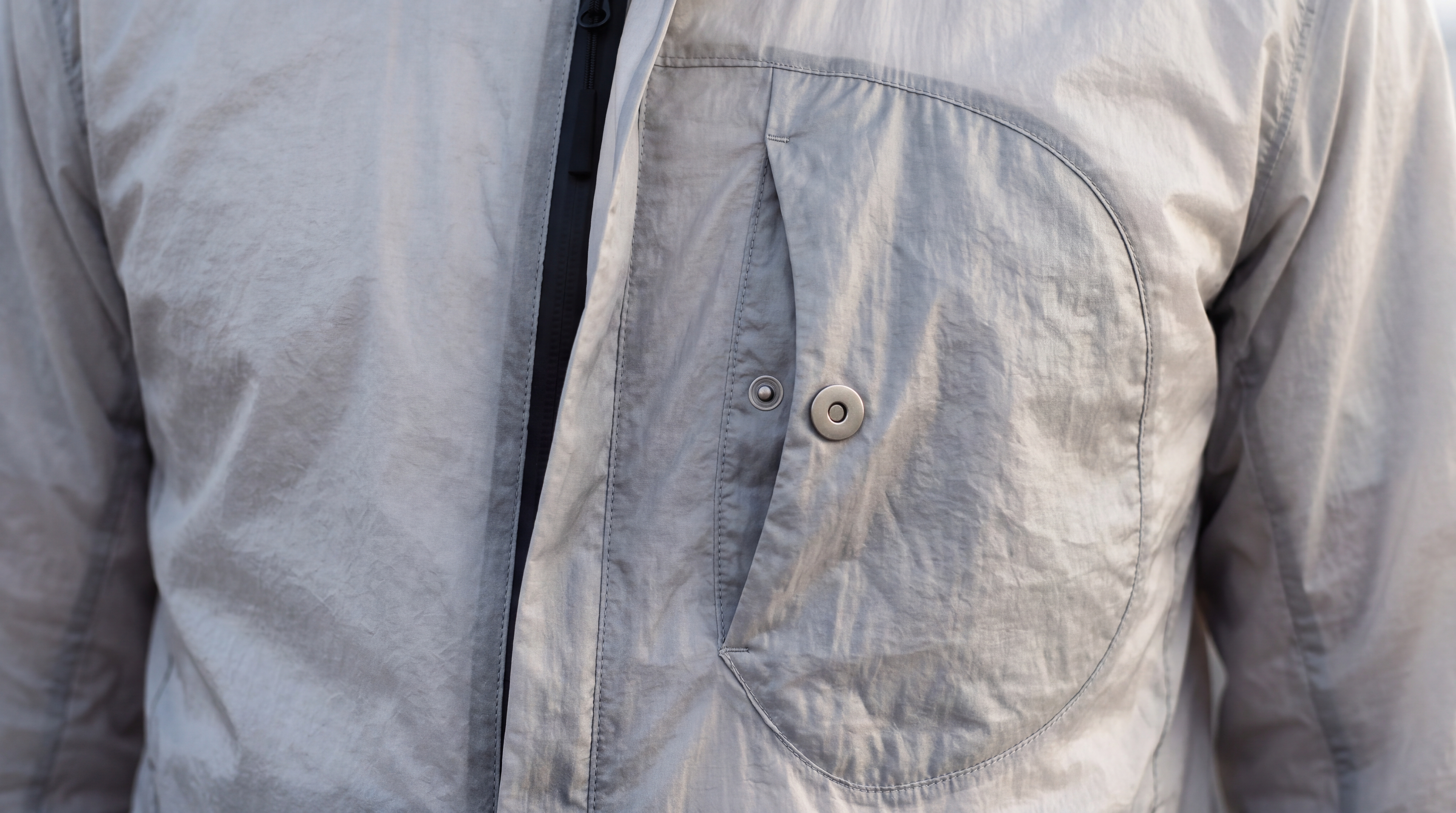 CONCEALED ZIP DETAIL